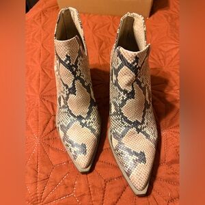 Vince Camuto Gigietta Snakeskin Ankle Boots sz8.5